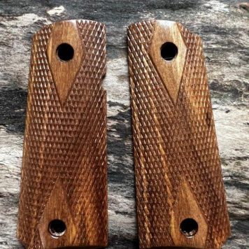 1911 OFFICER's Master's Grips CHECKERED Ready for Immediate Shipping 19110862CC