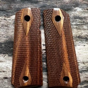 1911 OFFICER's Master's Grips CHECKERED Ready for Immediate Shipping 19110868CC