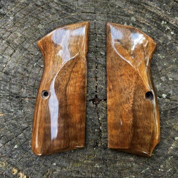 Heirloom-Grade MastersGrips with Lanyard Cut for Hi-Power AVAILABLE FOR IMMEDIATE SHIPPING HP1284HL