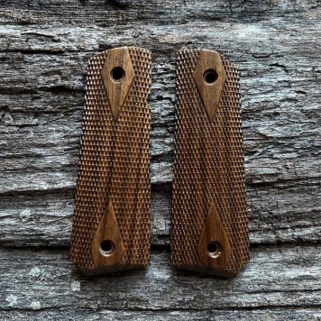 1911 GOVERNMENT Master's Grips CHECKERED Ready for Immediate Shipping 1911-1005-C