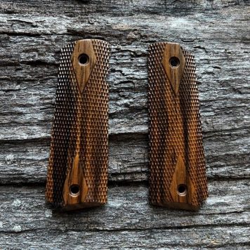 1911 GOVERNMENT Master's Grips CHECKERED Ready for Immediate Shipping 1911-1011-C